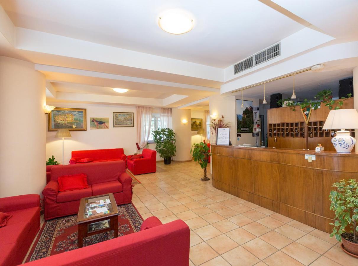 Hotel Gambrinus Abbadia San Salvator Extérieur photo